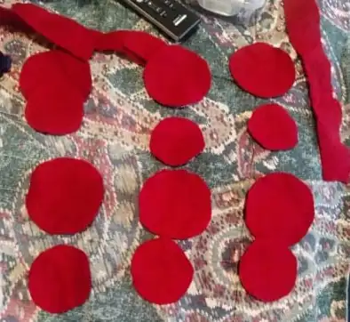 Círculos de fieltro rojo cortados a mano para boinas