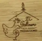 Logo El Gallinero Producciones grabado en madera