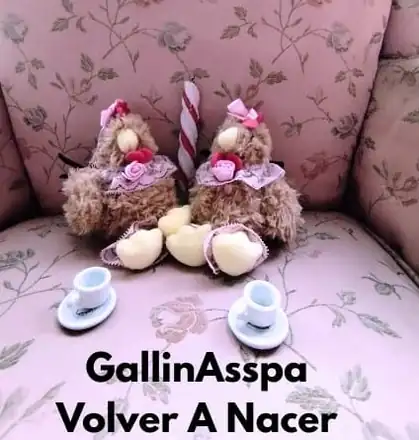 Dos GallinAsspas Volver a Nacer con encaje rosa y tazas de té